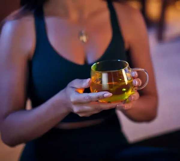 li-woman-holding-tea-night.jpg-pdp-w875h783 - Presidents Couple Cy Night Mode